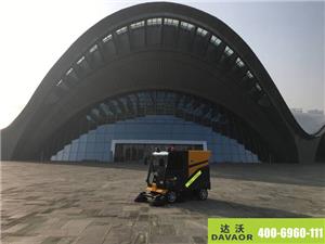 達(dá)沃C200全封閉式道路清掃機(jī)服務(wù)于體育館